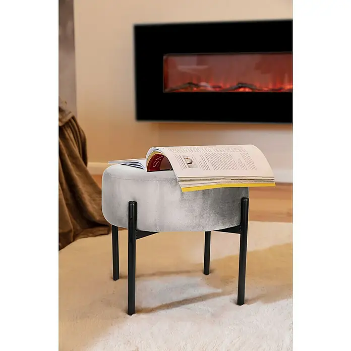 Voltomat HEATING Stand- & Wandkamin Flat - Schwarz, 26 x 128 x 61 cm - Dieser schicke graue Samthocker mit schlanken schwarzen Beinen bringt einen Hauch von Eleganz in jeden Raum und bietet eine stilvolle Sitzgelegenheit.