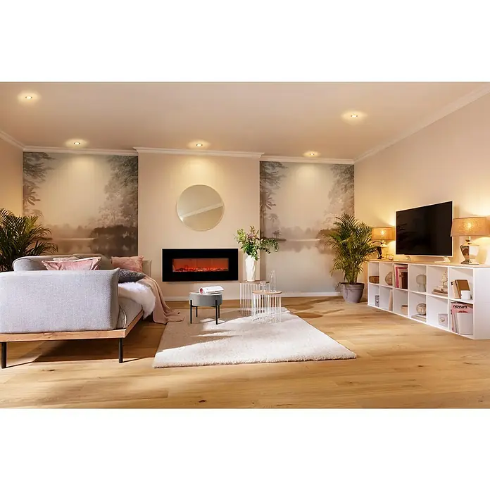 Voltomat HEATING Stand- & Wandkamin Flat - Schwarz, 26 x 128 x 61 cm - Wohnzimmer mit Elektrokamin und moderner Einrichtung, inklusive Sofa, Teppich und TV-Möbel mit Dekoration.