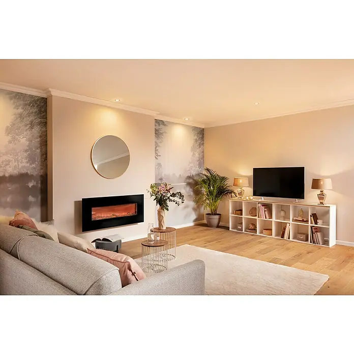 Voltomat HEATING Stand- & Wandkamin Flat - Schwarz, 26 x 128 x 61 cm - Wohnzimmer mit elektrischem Kamin an der Wand, Spiegel und weißen Regalen unter dem Fernseher für ein gemütliches Ambiente.