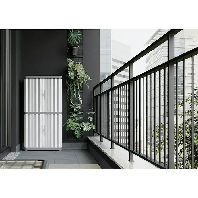 Terry Kunststoffschrank Rolling Space ModularL x B x H: 36 x 59 x 115 cm, Traglast Einlegeboden: 10 kg - Bild eines grauen, vertikal gerippten Outdoor-Lagerschranks auf einem Balkon mit Pflanzen.