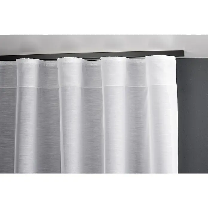 Expo Ambiente Gardinenprofil Smart-Set - Anzahl Läufe: 1 Stk., Schwarz, 240 cm - Die weissen Vorhänge aus leichtem Stoff, die an einer dunklen Stange hängen, filtern sanft das Licht und verleihen dem Raum eine helle Note.