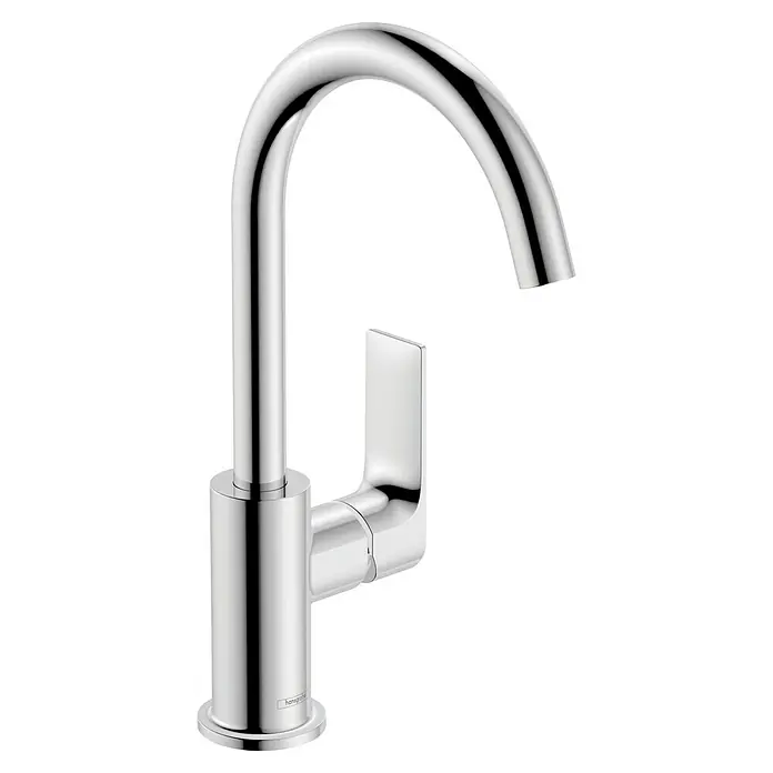 Hansgrohe Rebris E Waschtischarmatur 210 - Chrom, Glänzend - Nahaufnahme eines glänzenden, modernen Hansgrohe-Wasserhahns mit minimalistischem Design vor einem schwarzen Hintergrund.