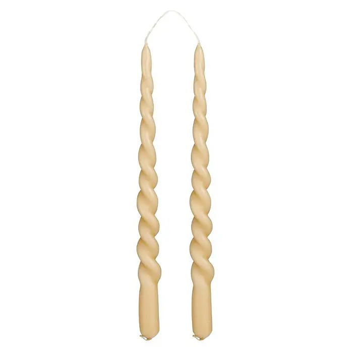 Spitzkerzen Twist - 2 Stk., Hellbraun, Ø x H: 2,2 x 29 cm - Nahaufnahme von zwei gedrehten Havdalah-Kerzen, die mit einem weißen Docht verbunden sind. Die Kerzen sind elfenbeinfarben und haben eine spiralförmige Form.