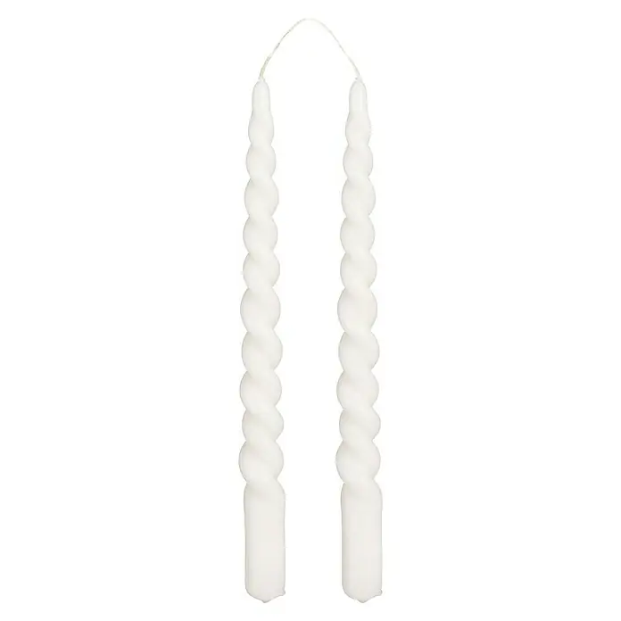 Spitzkerzen Twist - 2 Stk., Weiß, Ø x H: 2,2 x 29 cm - Zwei weiße, spiralförmige Havdalah-Kerzen, die an einem Ende miteinander verbunden sind, vor einem schwarzen Hintergrund.