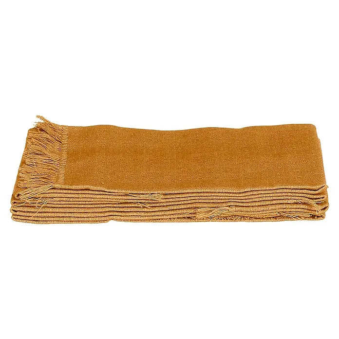 Tisch-Set Villia - 4 Stk., Ocker, 48 x 33 cm - Ein Stapel gefalteter, ockerfarbener Stoffservietten mit Fransen an einer Seite. Ideal für den täglichen Gebrauch oder besondere Anlässe.