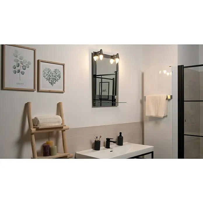 Kristall-Form Lichtspiegel Pierre - 50 x 70 cm, Grau, Ablage - Stilvolles Badezimmer-Interieur mit einem eleganten Spiegel mit Beleuchtung, das dem Raum eine moderne Note verleiht.