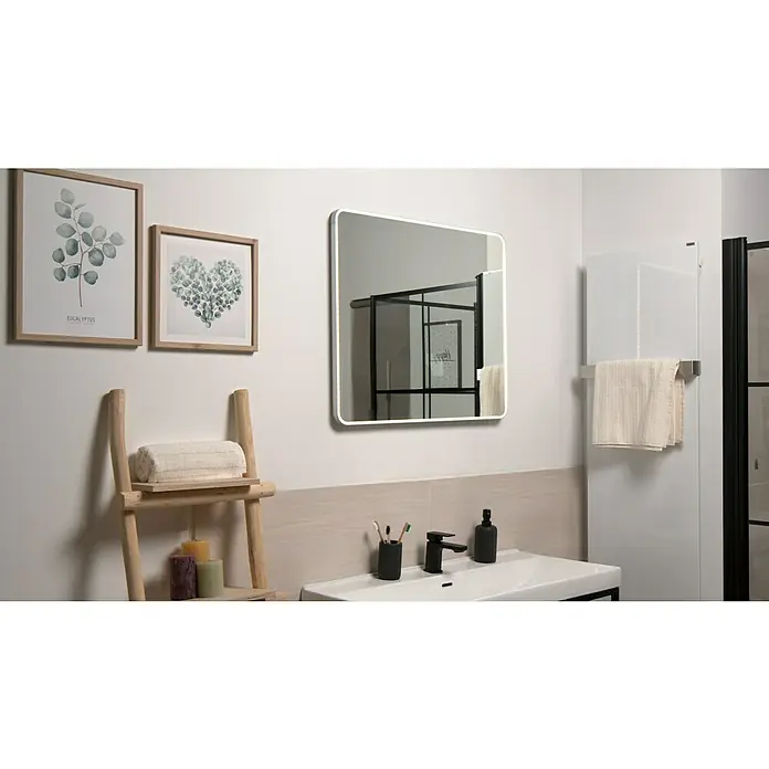 Camargue Lichtspiegel Frame - 80 x 68 cm, Leuchtmittel, Mit abgerundeten Kanten - Ein modernes Badezimmer mit einem quadratischen Spiegel mit LED-Beleuchtung, der über einem Waschbecken mit dunklen Armaturen hängt.