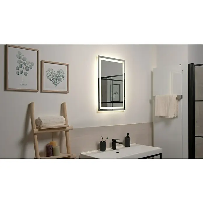 Camargue Lichtspiegel Heaven 1 - 60 x 80 cm - Modernes Badezimmer-Interieur mit beleuchtetem Spiegel über dem Waschbecken, das das elegante Design und die Funktionalität des Spiegels hervorhebt.