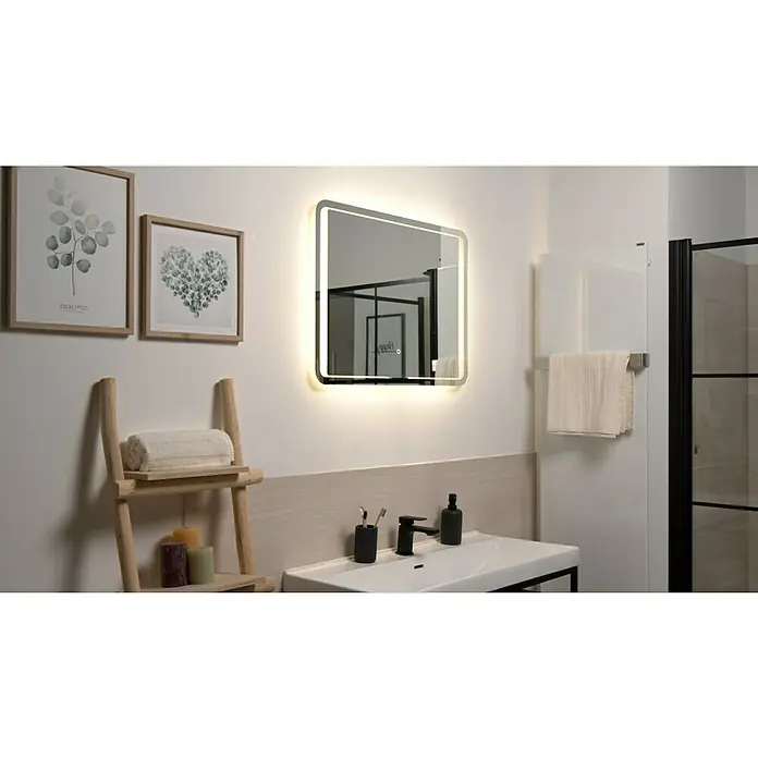 Camargue Lichtspiegel Juwa 3 - 80 x 60 cm - Ein modernes Badezimmer mit einem beleuchteten Spiegel über einem Waschbecken und dekorativen Elementen.