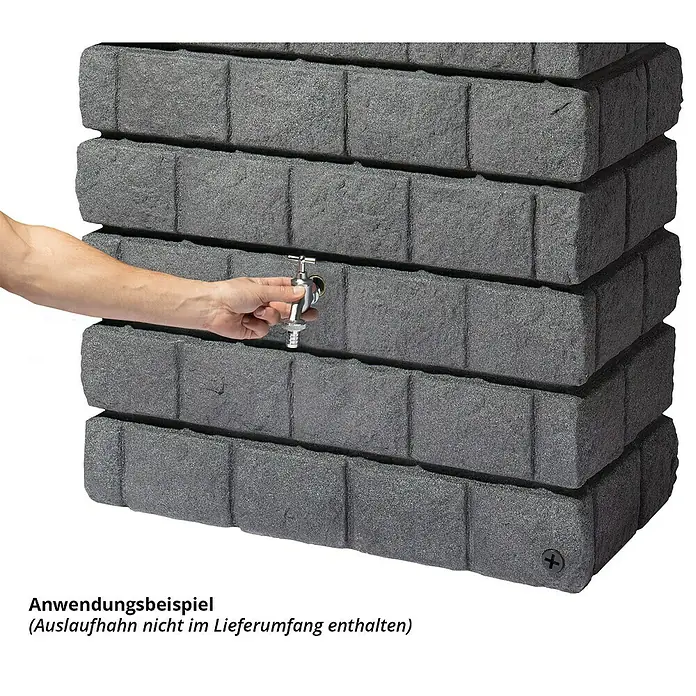 Garantia Exklusive Line Regenspeicher Rocky Junior - 300 l, Dark Granit - Eine graue Regentonnen-Attrappe aus Mauerwerk mit einem Wasserhahn und einer Hand, die ihn betätigt.