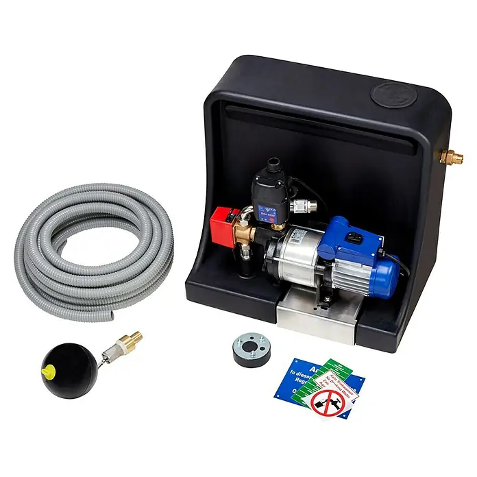 4rain Flachtank Komplettpaket FLAT XL Premium Haus -  - Blick auf ein Hauswasserwerk mit Zubehör, inklusive Schlauch, Schwimmerschalter und Montagezubehör. Das System ist kompakt und anschlussfertig.