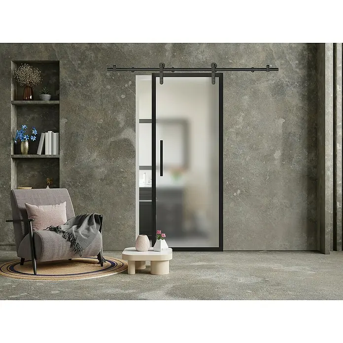 Puerta corredera de vidrio con herrajes Yumei - 95 x 210 cm, Vidrio templado, Herraje tubular - Un interior moderno con una puerta corredera de vidrio con marco negro que combina elegancia y practicidad. Un elegante punto de atracción.