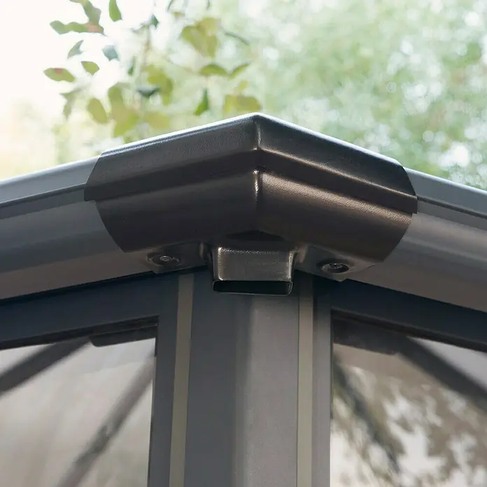 Palram – Canopia Pérgola de jardín cerrado Garda - L x An x Al: 5,95 x 5,17 x 3,13 m, Aluminio, Gris - Primer plano de una junta de esquina de glorieta resistente y elegante, que combina estabilidad con un diseño estético.