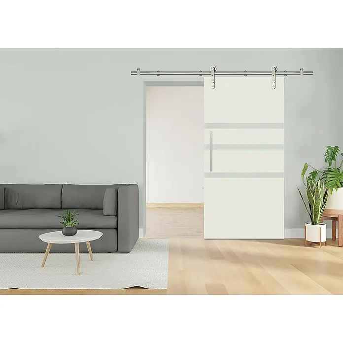 Puerta corredera de vidrio con herrajes Saiko - 85 x 210 cm, Vidrio templado, Herraje tubular - Un interior moderno que exhibe una puerta corredera blanca con tiras horizontales de vidrio, proporcionando un elegante divisor de ambientes.