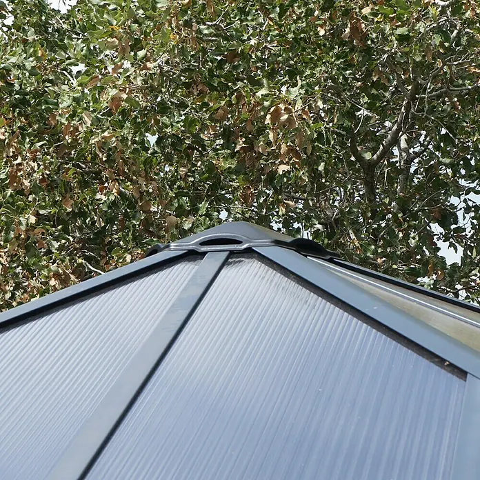 Palram – Canopia Pérgola de jardín cerrado Garda - L x An x Al: 5,95 x 5,17 x 3,13 m, Aluminio, Gris - Primer plano del techo de policarbonato de una glorieta, destacando el diseño y la estructura.