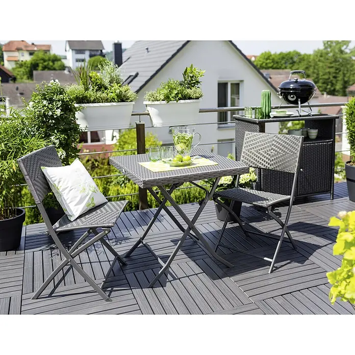 Kingstone Kugelgrill Cutie Pie - Durchmesser Grillfläche: 37 cm, Schwarz - Ein graues Gartenset mit einem Tisch, zwei Stühlen, einem Sonnenschirm und einem Grill auf einem grauen Holzboden im Freien.