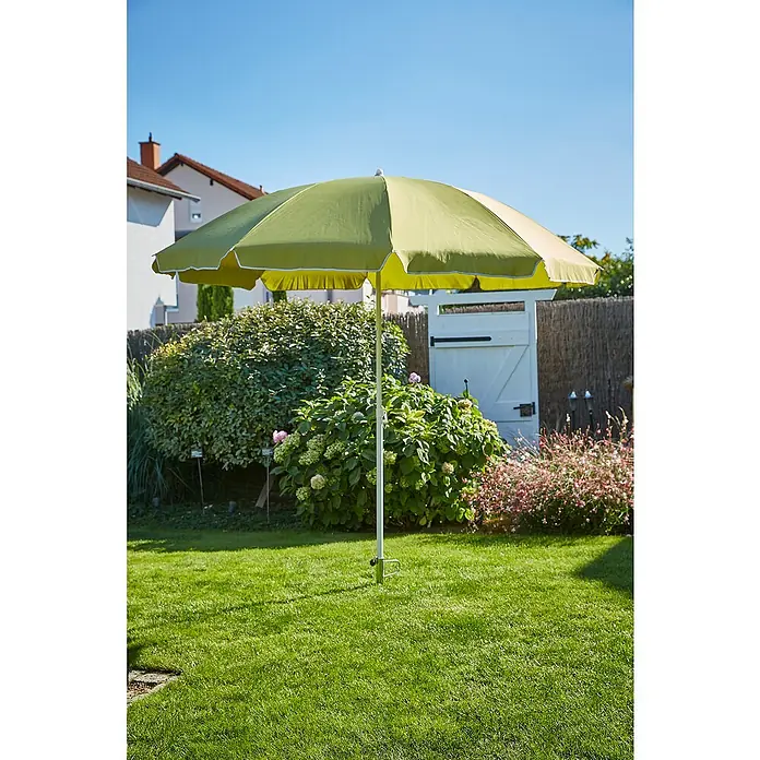 Sunfun Rasendorn - Für Rohrdurchmesser: 22 mm - 35 mm, Stahl - Ein grüner Sonnenschirm mit weißem Rand steht auf einer grünen Wiese und bietet Schatten an einem sonnigen Tag.