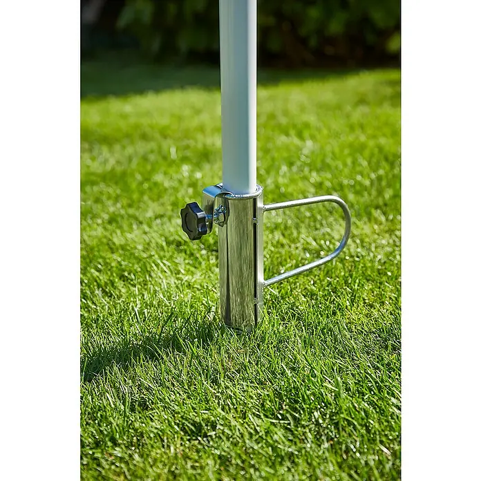 Sunfun Rasendorn - Für Rohrdurchmesser: 22 mm - 35 mm, Stahl - Nahaufnahme einer silbernen Sonnenschirmhalterung im Gras. Der Halter fixiert einen weißen Schirmmast.