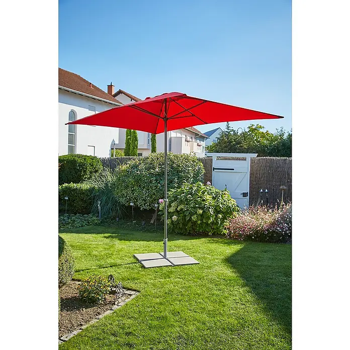 Sunfun Plattenständer - Für Rohrdurchmesser: 32 mm - 48 mm, Stahl - Ein roter, quadratischer Sonnenschirm steht auf einer grünen Rasenfläche, ideal für sonnige Tage im Garten.