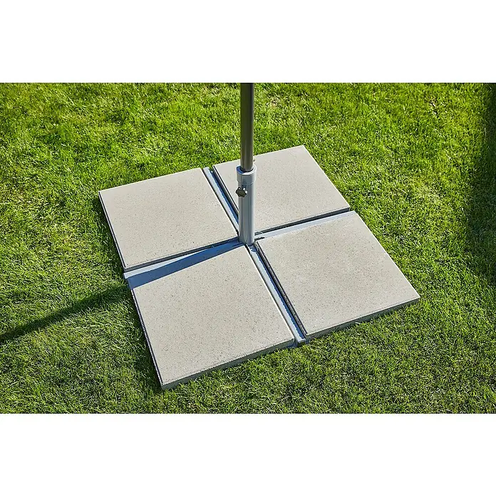 Sunfun Plattenständer - Für Rohrdurchmesser: 32 mm - 48 mm, Stahl - Quadratischer Sonnenschirmständer aus Beton auf grünem Rasen, der Stabilität und eine moderne Optik für den Außenbereich bietet.