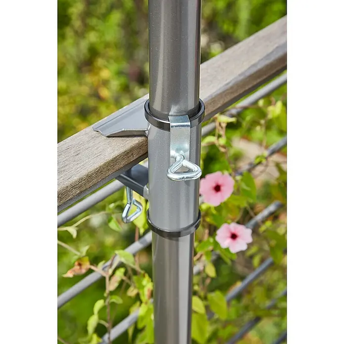 Sunfun Balkonhalterung - Dunkelgrau, Für Rohrdurchmesser: 38 mm - 48 mm - Detailaufnahme einer Geländerbefestigung für Sonnenschirme aus Metall mit Feststellschraube.
