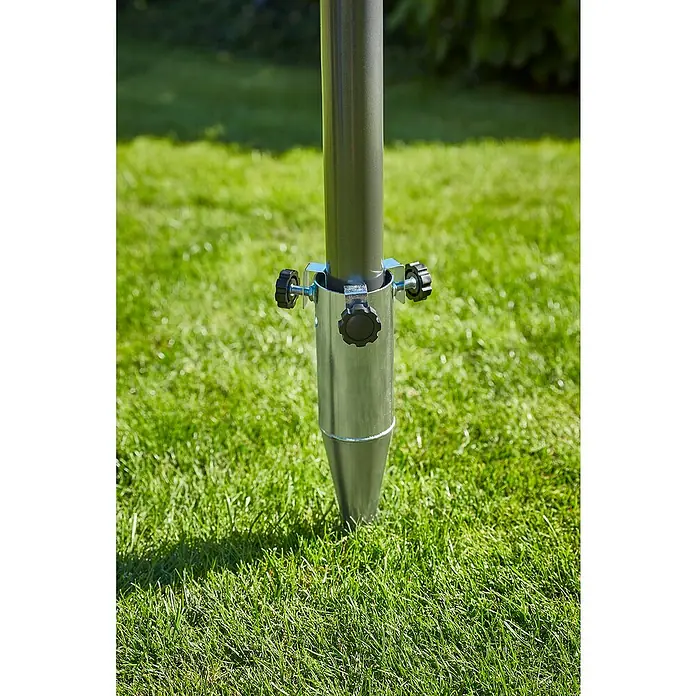 Sunfun Einschraub-Bodendübel - Ø x L: 6,5 x 51 cm, Stahl, Für Rohrdurchmesser: 38 mm - 58 mm - Detailaufnahme eines Sonnenschirmständers aus Metall, der im Gras befestigt ist, mit Schrauben zum Fixieren des Schirms.