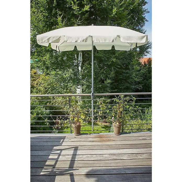 Sunfun Balkonhalterung - Dunkelgrau, Für Rohrdurchmesser: 25 mm - 38 mm - Eine weiße Gartenschirm auf einer Holzterrasse, die Schatten spendet und vor Sonne schützt. Ideal für entspannte Stunden im Freien.