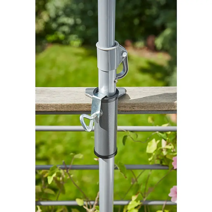 Sunfun BalkonhalterungDunkelgrau, Für Rohrdurchmesser: 25 mm - 38 mm - Nahaufnahme einer grauen Sonnenschirmhalterung zur Befestigung an einem Geländer im Freien, ideal für Balkone und Terrassen.