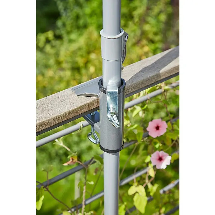Sunfun Balkonhalterung - Dunkelgrau, Für Rohrdurchmesser: 25 mm - 38 mm - Nahaufnahme einer grauen Sonnenschirmhalterung zur Befestigung an einem Balkongeländer, ideal für kleine Außenbereiche.