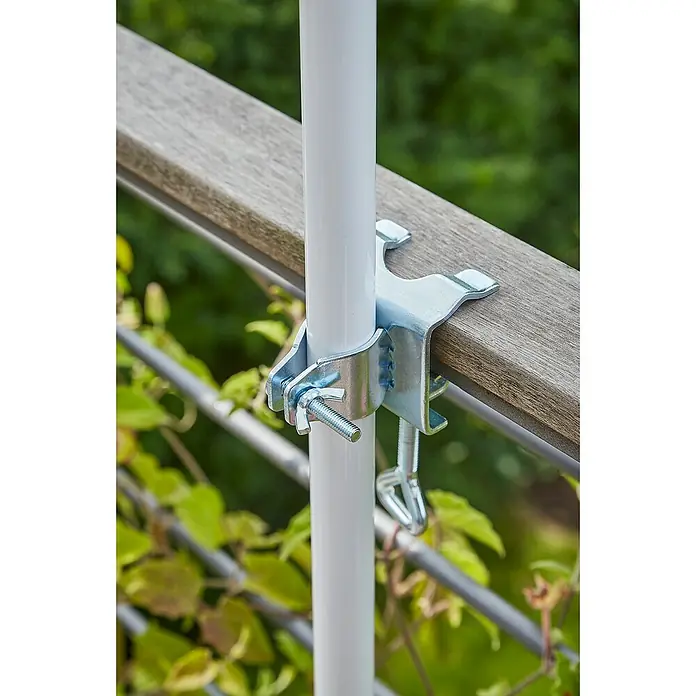 Sunfun Tischklammer - Stahl, Für Rohrdurchmesser: 25 mm - 32 mm - Eine weiße Stange, die mit einer verzinkten Halterung an einem Holzgeländer befestigt ist.