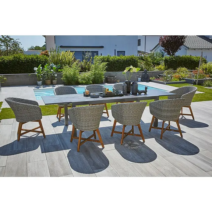 Sunfun Pauline Gartensessel - B x T x H: 62 x 70 x 80 cm, Polyrattan, Akazie, Bambus Grey/Naturbraun - Ein Esstisch mit grauen Stühlen aus Korbgeflecht mit Holzelementen im Freien, ideal für Garten und Terrasse, lädt zum Verweilen ein.