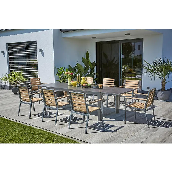 Sunfun Carina Gartenstuhl - Akazie, Stapelbar, Natur, B x T x H: 57,5 x 61 x 86 cm - Eine stilvolle graue Terrassentischgarnitur mit Holzstühlen auf einer Terrasse. Ideal für Mahlzeiten im Freien und gesellige Stunden.