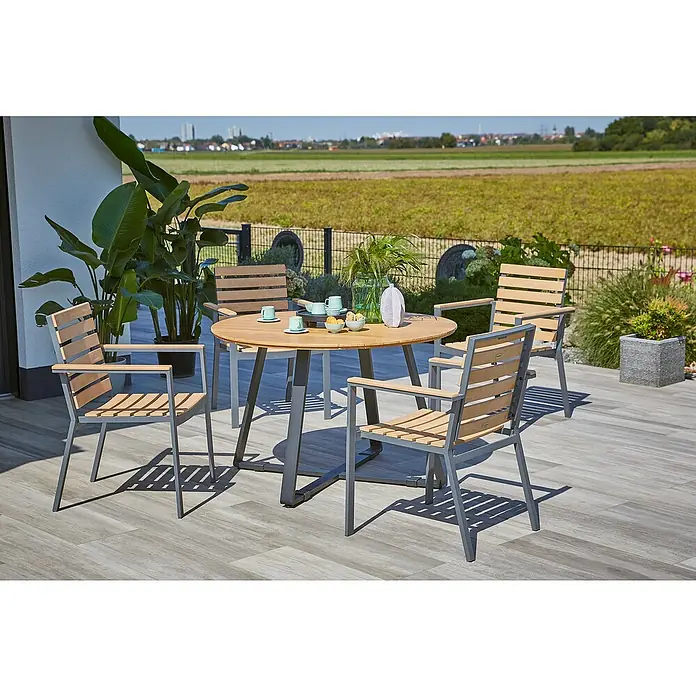 Sunfun Carina Gartenstuhl - Akazie, Stapelbar, Natur, B x T x H: 57,5 x 61 x 86 cm - Einladende Gartenszene mit einem runden Holztisch und vier passenden Stühlen, ideal für Mahlzeiten im Freien und gesellige Stunden im Garten.