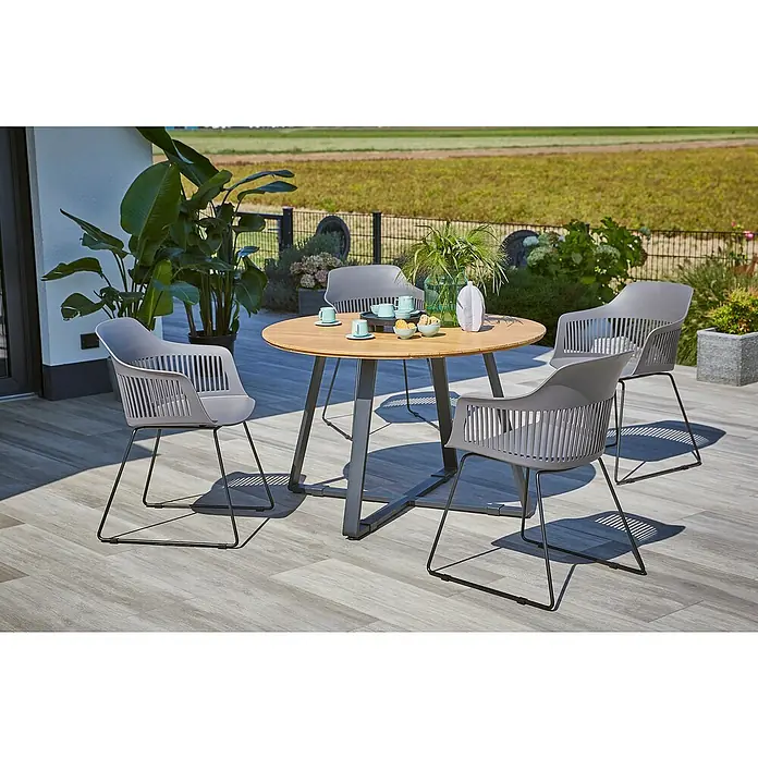 Gartensessel Annika - Black/Dark Grey, B x T x H: 57 x 60 x 82 cm - Ein stilvolles Outdoor-Essset mit einem runden Holztisch und vier modernen grauen Stühlen auf einer Terrasse. Ideal für entspannte Stunden im Freien.