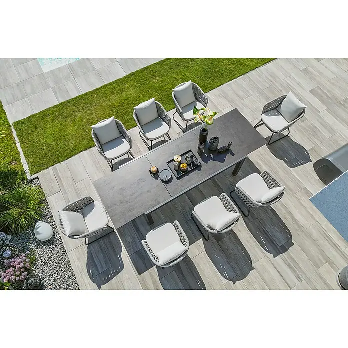 Sunfun Maja Gartentisch Stone - L x B x H: 300 x 100 x 74 cm, Aluminium, Sintered Stone, Ausziehbar, Night-Grey - Luftaufnahme einer grauen Terrassengarnitur mit Tisch und Stühlen im Freien.