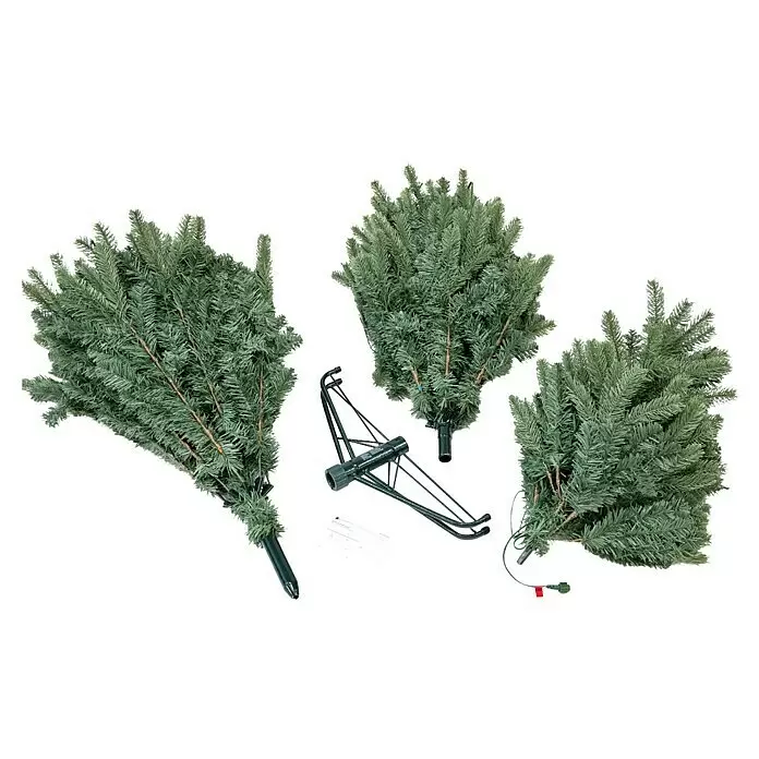 Künstlicher Weihnachtsbaum Roswell - Höhe: 150 cm, Grün, LED-Beleuchtung - Demontierter künstlicher Weihnachtsbaum mit grüngrauem Nadelwerk, schwarzem Ständer und Anleitung, bereit zur Montage.