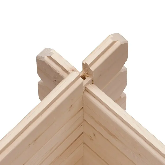 Karibu Garage - Holz, 12 m², Wandstärke: 28 mm - Nahaufnahme eines Eckdetails aus Holz eines Blockhauses, das die Verzapfung der Balken zeigt.\n