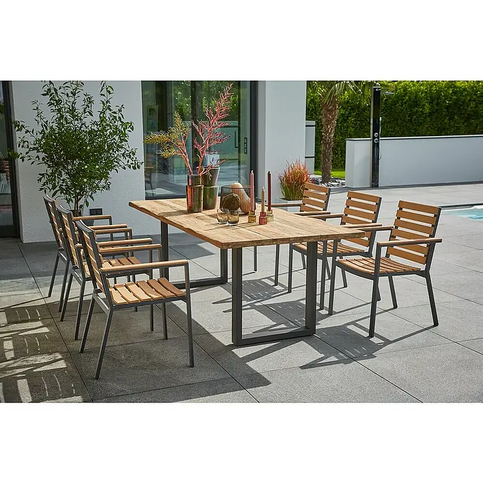 Sunfun Carina Gartenmöbel-Set - 8 -tlg., Baumkante/U-Gestell, Teak/Edelstahl/Akazie, Teak/Grau/Naturbraun - Ein einladender Esstisch mit passenden Stühlen auf einer Terrasse, perfekt für Mahlzeiten im Freien und geselliges Beisammensein.