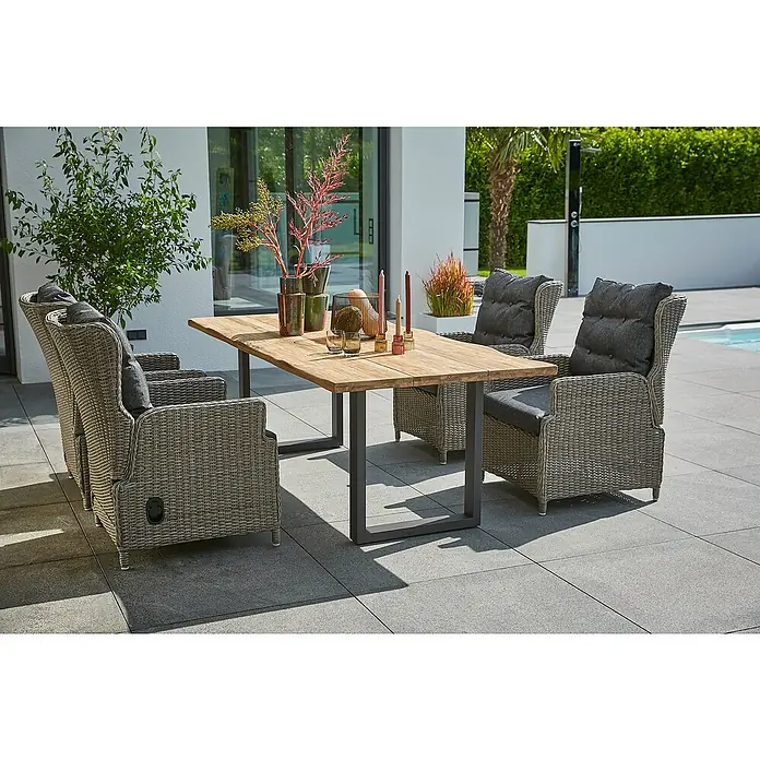 Sunfun Pauline Gartensessel - B x T x H: 64 x 81 x 101 cm, Polyrattan, Bambusgrau - Einladende Gartenszene mit einem Esstisch aus Holz und vier Korbsesseln mit grauen Polstern, ideal für entspannte Stunden im Freien.