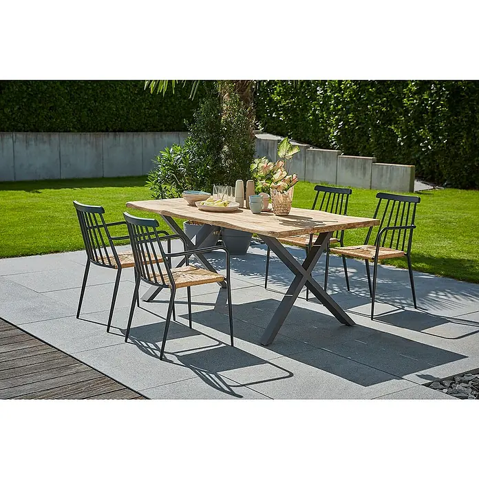 Sunfun Tischbein-Set - X-Form, Edelstahl, Anthrazit - Ein Gartentisch mit vier Stühlen auf einer Terrasse. Der Tisch hat eine Holzplatte und ein X-förmiges Gestell. Die Stühle sind aus Metall und haben eine Sitzfläche aus Rattan.