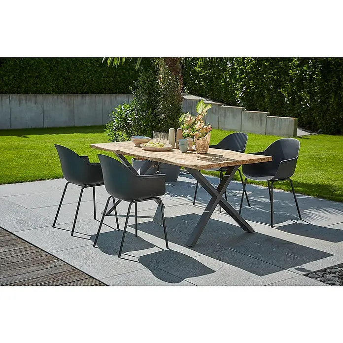 Sunfun Gartenmöbel-Set My - 6 -tlg., Baumkante/X-Gestell, Teak/Edelstahl/Kunststoff, Teak/Grau/Schwarz - Draufsicht auf einen Holztisch mit vier schwarzen Stühlen im Garten. Das Set ist ideal für Mahlzeiten im Freien mit Familie und Freunden.