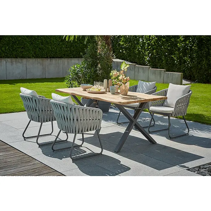 Sunfun Maja Gartenmöbel-Set - 6 -tlg., Teak/Edelstahl/Seilgeflecht, Teak/Grau/Beige, Baumkante/X-Gestell - Ein einladendes Gartenmöbel-Set mit einem Holztisch und vier Stühlen mit grauer Seilbespannung und hellen Polstern, perfekt für entspannte Stunden im Freien.