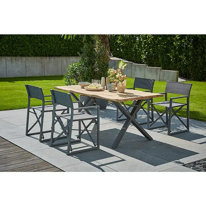 Sunfun Maja Gartenmöbel-Set - 6 -tlg., Baumkante/X-Gestell, Teak/Edelstahl/Aluminium/Textilen, Teak/Grau/Anthrazit - Ein Gartentisch-Set mit vier Stühlen und einem Holztisch auf einer Terrasse im Freien. Ideal für Mahlzeiten im Freien.