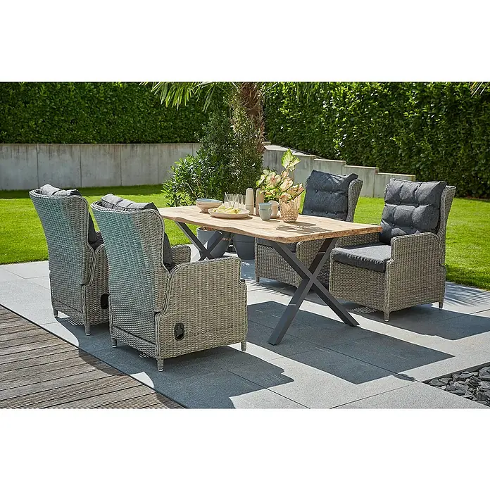 Sunfun Pauline Gartenmöbel-Set - 6 -tlg., Baumkante 180 cm / X-Gestell, Teak/Edelstahl/Polyrattan, Teak/Grau - Gartenmöbel-Set mit Holztisch und vier Rattansesseln mit grauen Polstern auf einer Terrasse.