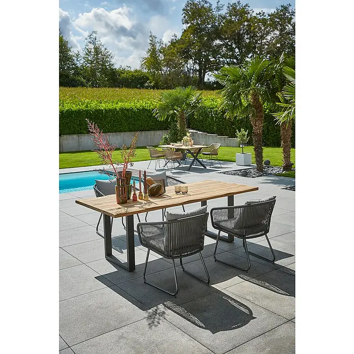 Sunfun Maja Gartenmöbel-Set - 6 -tlg., Baumkante/U-Gestell, Teak/Edelstahl/Kunststofffaser-Schnüre, Teak/Grau - Ein Gartentisch-Set mit einem Holztisch und grauen Seil-Stühlen im Freien, ideal für Mahlzeiten im Freien und stilvolle Entspannung.