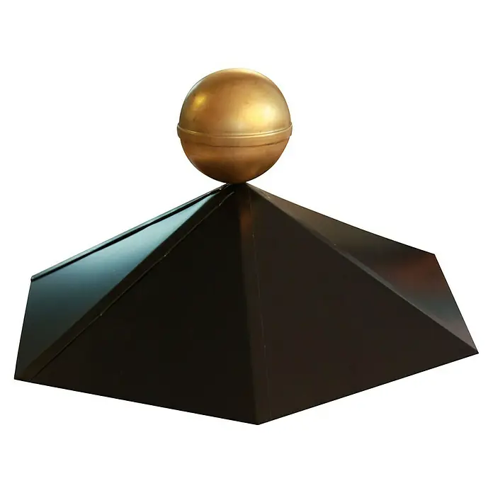 Karibu Dachhaube - Passend für: Karibu Pavillons sechseckig - Nahaufnahme einer schwarzen pyramidenförmigen Pfostenkappe mit einer goldenen Kugel oben drauf.