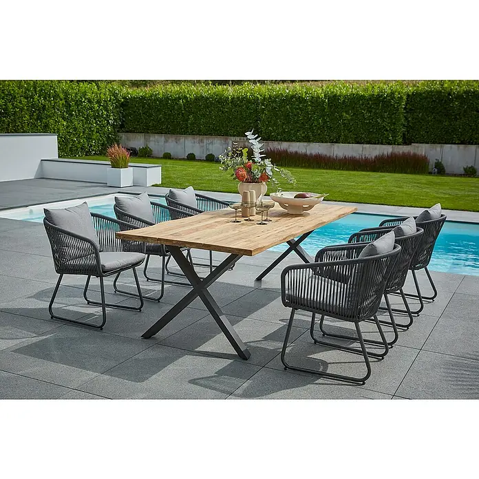 Sunfun Maja Gartenmöbel-Set - 8 -tlg., Baumkante/X-Gestell, Teak/Edelstahl/Kunststofffaser-Schnüre, Teak/Grau - Einladende Gartensitzgruppe mit Esstisch und sechs Stühlen neben einem Pool. Perfekt für stilvolle Mahlzeiten im Freien.