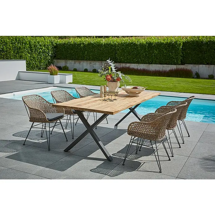 Sunfun Maja Gartenmöbel-Set - 8 -tlg., Baumkante/X-Gestell, Teak/Edelstahl/Stahl/PE-Geflecht, Teak/Grau/Braun - Einladender Außenbereich mit einem robusten Holztisch und sechs Korbstühlen am Pool, perfekt für entspannte Stunden im Freien.
