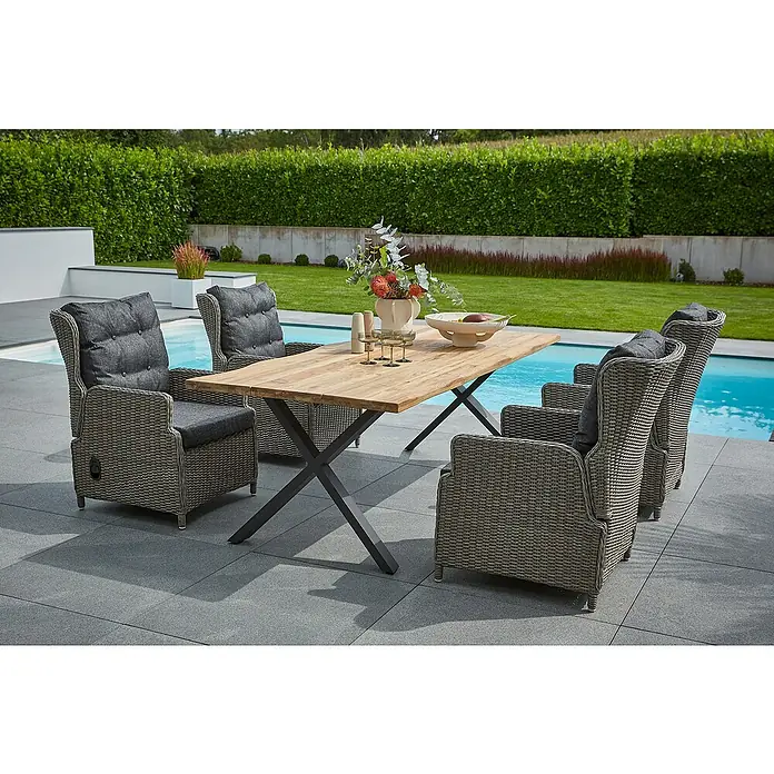 Sunfun Pauline Gartenmöbel-Set - 6 -tlg., Baumkante 220 cm / X-Gestell, Teak/Edelstahl/Polyrattan, Teak/Grau - Elegante Gartengarnitur mit Tisch und Stühlen auf einer Terrasse neben einem Pool. Das Set lädt zum Verweilen im Freien ein.