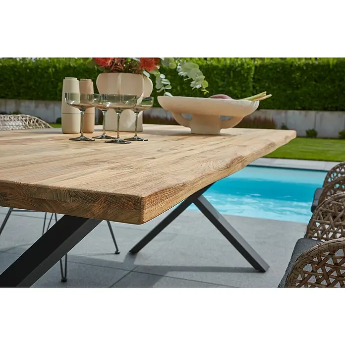Sunfun Garten-Tischplatte220 x 100 cm, Teakholz, Baumkante - Nahaufnahme eines Tisches mit Getränken und Dekoration im Freien. Der Tisch hat eine Holzplatte und ein Metallgestell.